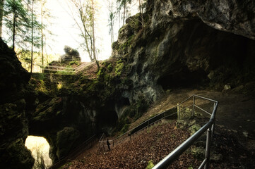 Natur Landschaft mit höhle und Treppe und Spazierweg 