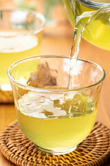 緑茶　冷茶　木のテーブル