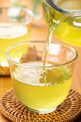 緑茶　冷茶　木のテーブル