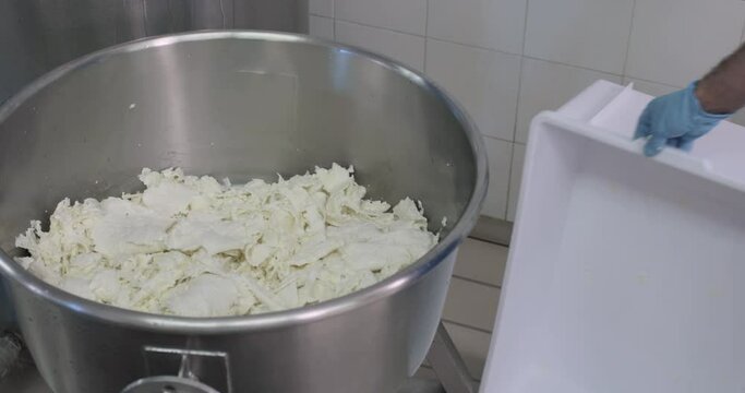 produzione formaggio italiano in un caseificio