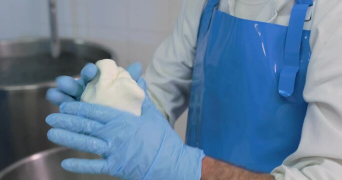Produzione ricotta fresca in un caseificio