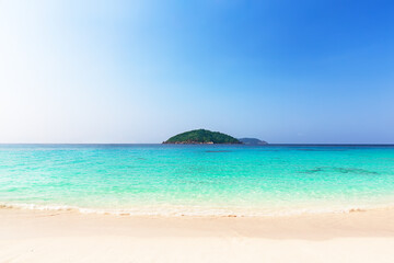 Fototapeta na wymiar Beautiful beach and blue sky in Similan islands, Thailand.