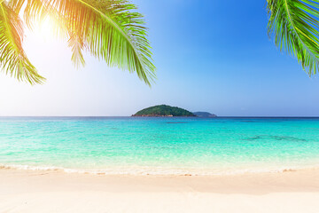 Fototapeta na wymiar Beautiful beach and blue sky in Similan islands, Thailand.