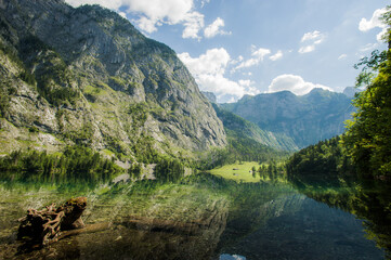 Obersee Landschaft mit bergen Wasser und wiesen 