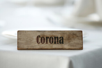 Corona Schild auf dem Tisch im Restaurant