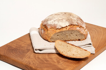 Frisches Zwiebelbrot auf Holzbrettchen