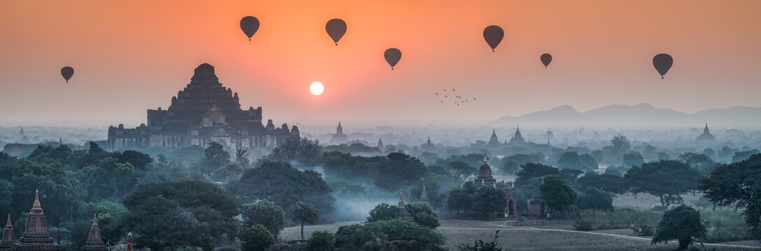 Fototapeta Dhammayangyi Temple and hot air balloons at sunrise, Bagan, Mandalay Region, Myanmar