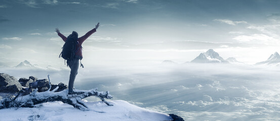 Wanderer auf verschneiten Berggipfel
