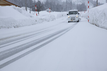 凍結路面を走る自動車