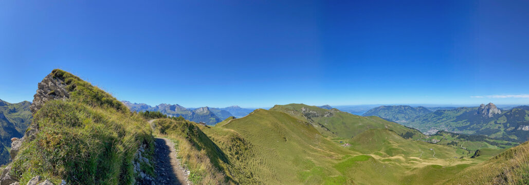 Panorama-Wanderweg zwischen Klingenstock und Fronalpstock.