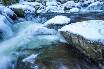 Wilder Fluss mit Eis und Schnee