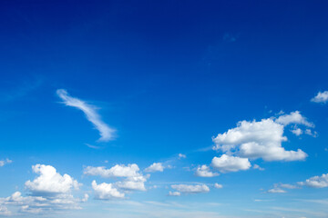 Obraz premium Blue sky background with tiny clouds. fluffy clouds in the sky. Background summer sky