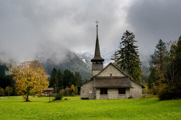 Fototapeta na wymiar church of Kandersteg in autumn