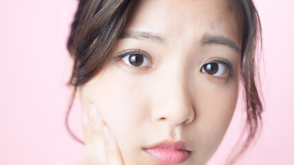 Obraz premium お肌を気にする女性 スキンケア