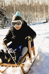 dziecko podczas zimowej zabawy na śniegu na sankach