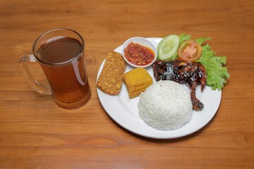 Grilled chicken with rice and a glass of tea