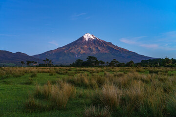 Fototapeta premium blue hour at cone volcano mount taranaki, new zealand