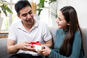 Man surprises his girlfriend with gift box.