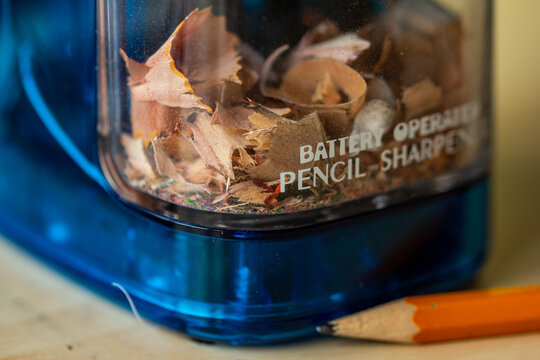 Electric pencil sharpener with crumbs