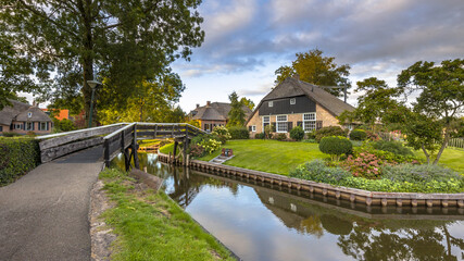 Fototapeta na wymiar Canals in Giethoorn Village
