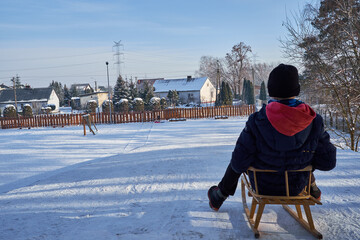 chłopiec jedzie na sankach © ftomasz