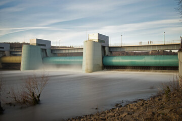 Obraz premium roaring water at sluice baldeney-sea in essen, germany, flood flowing river ruhr