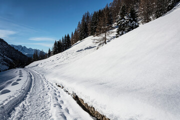Fototapeta na wymiar Paesaggio invernale innevato in alta Vallecamonica