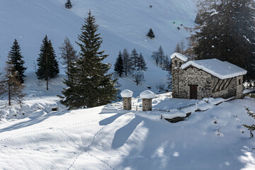 Fototapeta na wymiar Paesaggio invernale innevato in alta Vallecamonica