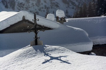 Croce commemorativa sommersa dalla neve