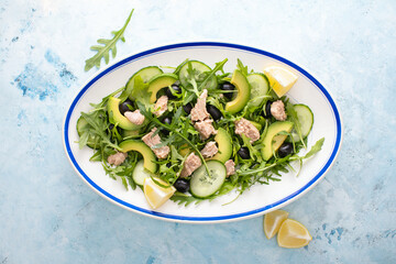 Tuna arugula salad served in an oval dish