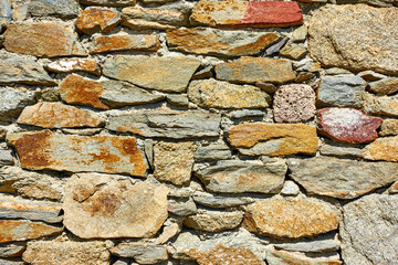 Masonry of rough stones