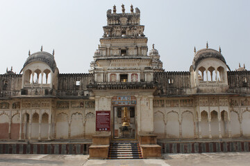 Obraz premium Rangji Temple, a South Indian style temple, dedicated to Hindu God Vishnu and one of the famous temples in Pushkar, Rajasthan, India.