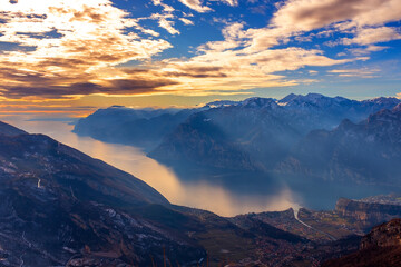 Il lago di Garda con il monte Baldo dalla val di Gresta