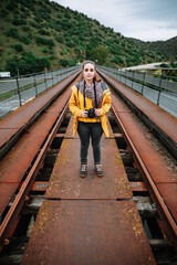 Naklejka premium Woman in yellow jacket on train bridge