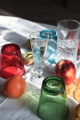 bicchieri vetro artistica colori frutta composizione natura morta 