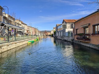 L'isle sur la Sorgue moulin à eau, village antiquité, antiquaire, venise français vaucluse, sorgues, village fontaine de vaucluse, plus belle ville avec ruisseau et rivière source fleuve et maison