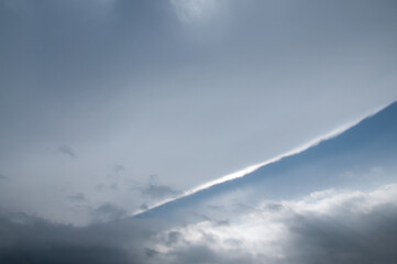 Naklejka na ściany i meble 濃密雲 太陽に輝く縁 空を覆う 巻雲 低空の積雲 気象 日本