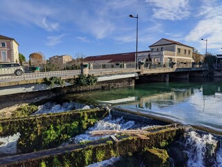 L'isle sur la Sorgue moulin à eau, village antiquité, antiquaire, venise français vaucluse, sorgues, village fontaine de vaucluse, plus belle ville avec ruisseau et rivière source fleuve et maison