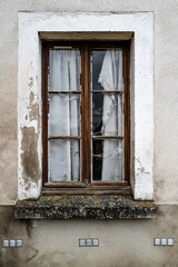 Fototapeta na wymiar fenêtre d'une maison non habitée