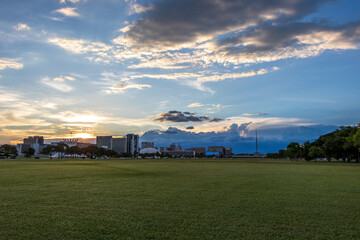 Fototapeta premium Pôr do sol na Esplanada dos Ministérios em Brasília.