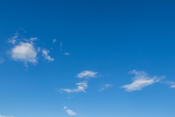 Fototapeta na wymiar Céu azul com nuvens brancas.
