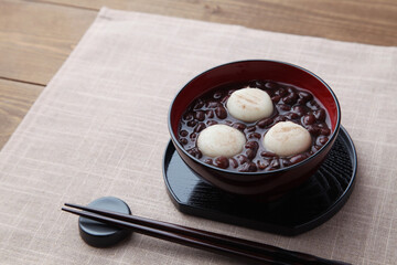餅入りぜんざい 小豆 テーブル