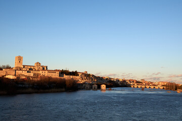 Naklejka premium Horizontal view of the cathedral of Zamora at sunset with the Duero River