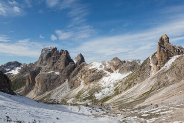 Obraz premium rock formations of vajolet valley and towers in autumn with snow