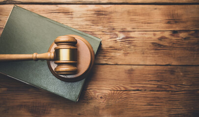 law book with a wooden judges gavel - obrazy, fototapety, plakaty