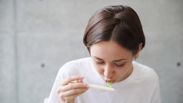 昼食をとる女性（サラダ）