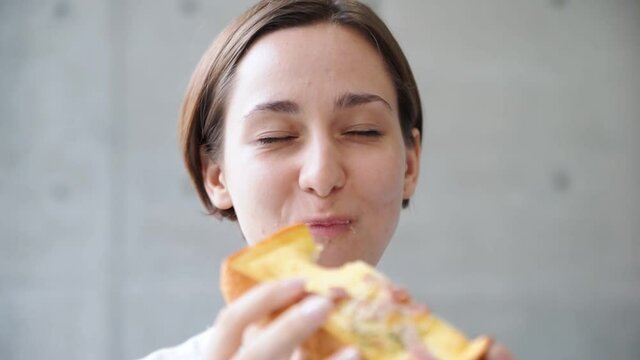 パンを食べる女性（フレンチトースト・ベーコン）