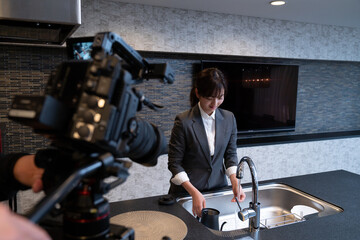 女性と雪と自然