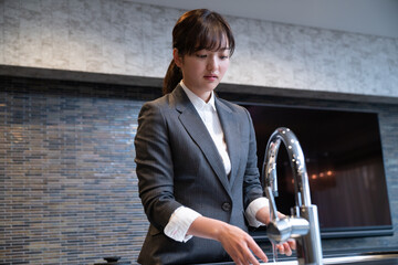 女性と雪と自然