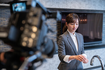 女性と雪と自然